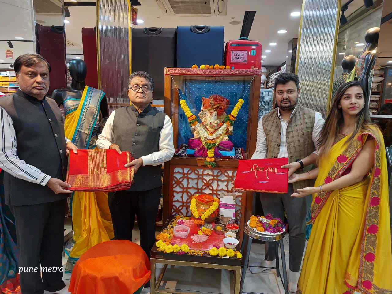 You are currently viewing Pune Residents Weave Garments for Lord Rama and a Saree for Mata Sita Sent to Ayodhya in a Symbolic Gesture of Faith